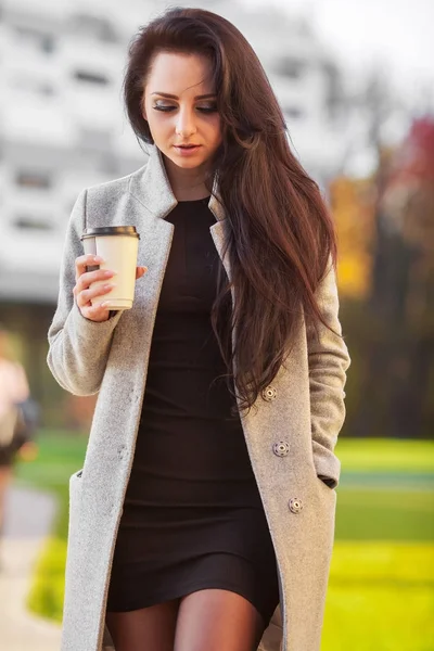 喝杯咖啡去 nex 的自信业务女人肖像 — 图库照片