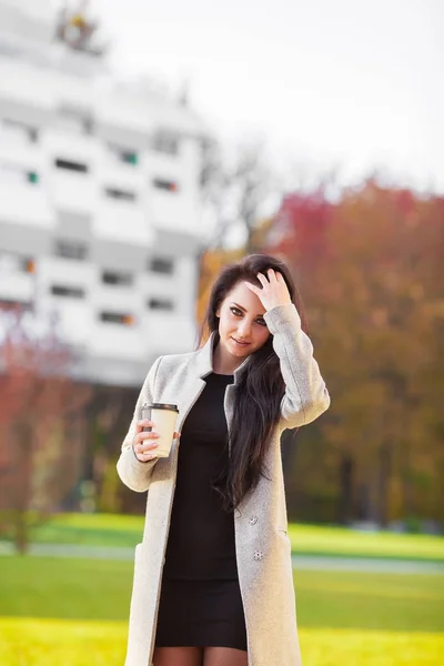 Potret kepercayaan diri wanita bisnis dengan kopi untuk pergi nex — Stok Foto