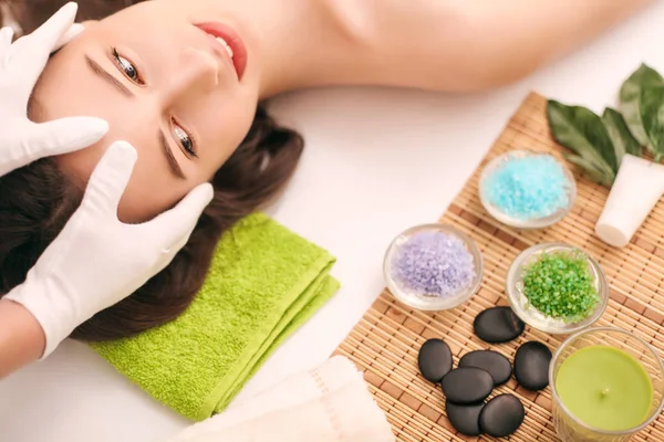 Donna sotto massaggio facciale professionale in beauty spa — Foto Stock