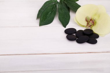 Spa natürmort lavanta yağı, beyaz havlu ve doğal ahşap üzerine kokulu mum