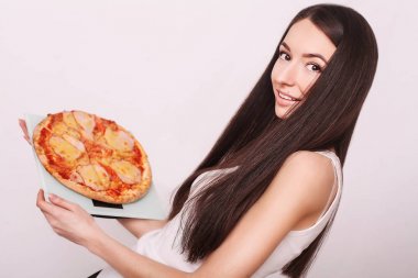Diyet. Genç güzel kız pizza tutan ölçek ağırlığında. Con