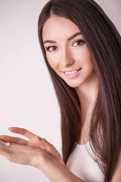 Konzept Hautpflege. eine junge gesunde Frau mit kosmetischer Creme auf — Stockfoto
