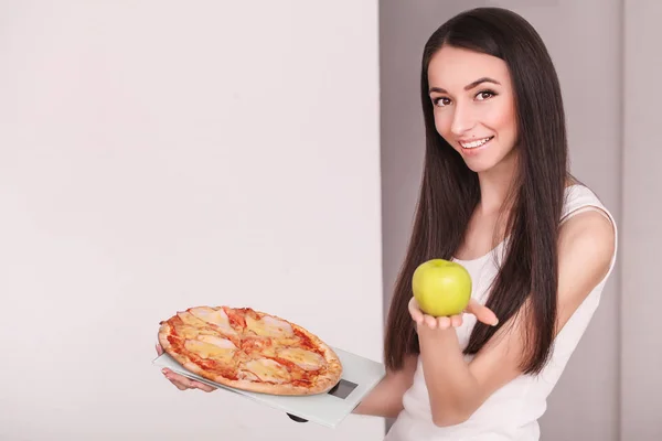 Régime alimentaire. Jeune belle femme fait un choix entre une vie saine — Photo