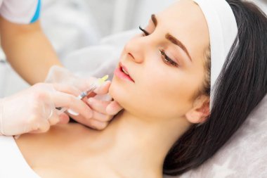 kişi, kozmetik, plastik cerrahi ve güzellik kavramı - güzel genç kadın yüz önce ve sonra dudak büyütme enjeksiyon