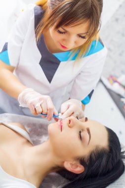 kişi, kozmetik, plastik cerrahi ve güzellik kavramı - güzel genç kadın yüz önce ve sonra dudak büyütme enjeksiyon