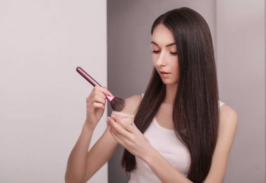 toz yanağına uygulama yansıtma ile genç kadın