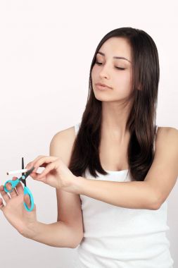 Sigarayı bıraktım. Güzel mutlu kadın kırma sigara closeup. Elinde sigara kırık kadın Holding gülümseyen portresi. Sağlıklı yaşam konsepti. Yüksek çözünürlük