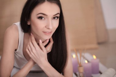 Kadın. Güzel kadını rahatlatıcı Spa salonu. Yüksek kaliteli görüntü