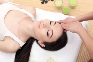 yüz masajı. kaplıca tedavisi alma genç bir kadının yakın çekim.