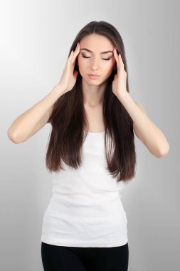 Genç üzgün kadın alnına dokunmak ve güçlü baş ağrısı hissediyorum