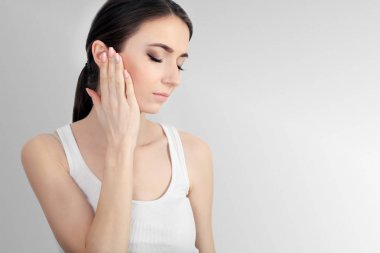 Genç üzgün kadın alnına dokunmak ve güçlü baş ağrısı hissediyorum