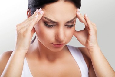 ağrı. Çıplak omuz ile güzel bir genç esmer portresi