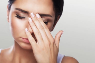 Gözleri güzel mutsuz kadın güçlü göz ağrısı acı acı. Yorgun acı gözlerini elleri ile dokunarak bir kadınsı üzgün stres closeup portresi. Sağlık, sağlık kavramı.