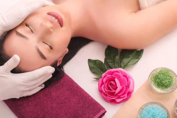 Massaggiatore facendo massaggio sul corpo della donna nel salone termale. concetto di trattamento di bellezza — Foto Stock
