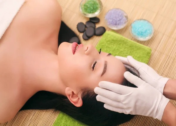 Anma-san memijat tubuh wanita di salon spa. Konsep perlakuan kecantikan — Stok Foto
