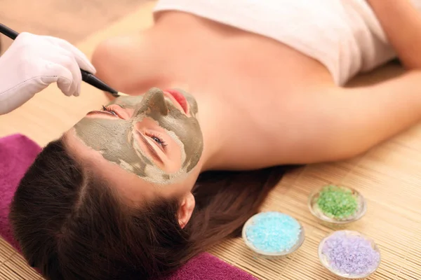 Koncepcja spa. Młoda kobieta z odżywką maska twarzy w salonie piękności, zbliżenie — Zdjęcie stockowe