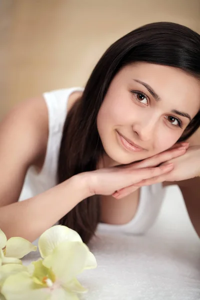 Schöne junge Frau mit sauberer, frischer Haut berühren ihr eigenes Gesicht. Gesichtsbehandlung. Kosmetik, Schönheit und Wellness . — Stockfoto