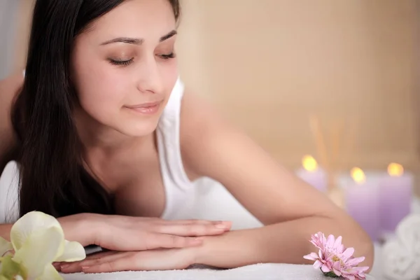 Saúde da Mulher. Retrato de close-up da bela mulher sorridente com rosto fresco, pele macia se divertindo deitada na cama branca. Menina feliz saudável com maquiagem natural Relaxante dentro de casa. Beleza, conceito de cuidados com a pele — Fotografia de Stock