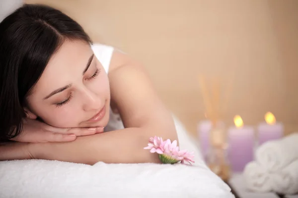Salud, belleza, resort y concepto de relajación - hermosa mujer con los ojos cerrados en el salón de spa recibiendo masaje — Foto de Stock