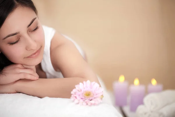 Wellness-Massage für Frauen. Therapeutin massiert weiblichen Körper mit Aromatherapie-Öl. schöne gesunde glückliche Mädchen entspannende Rückenmassage im Schönheitssalon im Freien. Hautpflege, Gesundheit und Entspannung — Stockfoto