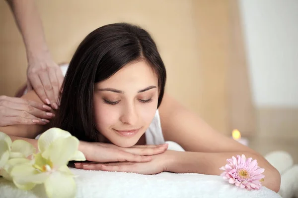 Tratamiento Spa. Hermosa mujer recibiendo piedras masaje en el salón de spa . — Foto de Stock