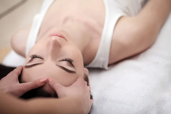 Hud och kroppsvård. Närbild av en ung kvinna att få Spa-behandling på skönhetssalongen. Spa Face Massage. Facial skönhetsbehandling. Spasalong. — Stockfoto