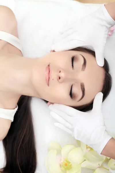 Gezicht massage. Close-up van een jonge vrouw krijgen spa-behandeling. — Stockfoto