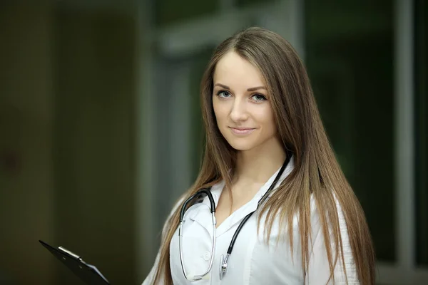 Medicina.A médica sorri. Pratique no hospital. Médico de família. Uma jovem é linda. Dê notas — Fotografia de Stock