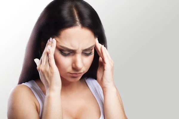 Pijn vermoeid uitgeputte gestresste vrouw sterk oog pijn lijden. Portret van een mooie jonge vrouw ziek gevoel, hoofdpijn, neus pijn hebben en elkaar raken van pijnlijke ogen. Gezondheidszorg — Stockfoto