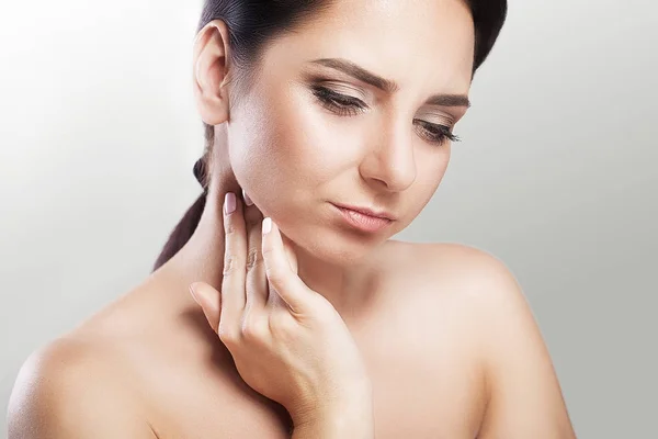 Pain. Throat Pain. Closeup Of A Sick Woman With Sore Throat Feel — Stock Photo, Image