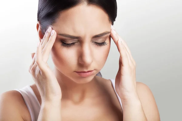 Dolore. Mal di testa e stress. Bella giovane donna si sente forte — Foto Stock