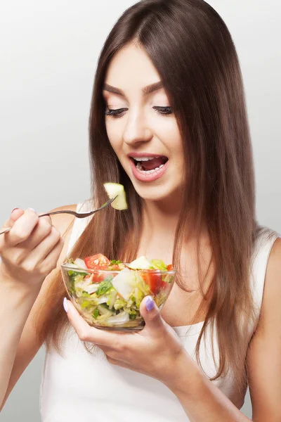 Retrato de uma jovem a comer uma salada. Estilo de vida saudável com — Fotografia de Stock