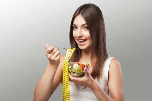 Una donna. Dieta. Ritratto. Modello donna con insalata verde. Aderenza — Foto Stock