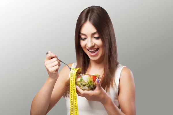 Mulher. Dieta. Retrato. Modelo das mulheres com salada verde. Adesão — Fotografia de Stock