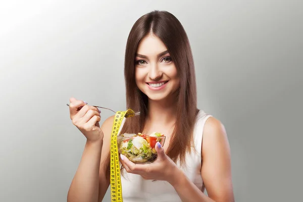 Stile di vita sano. Una donna mangia un'insalata. Giovane donna mangiare guarire — Foto Stock