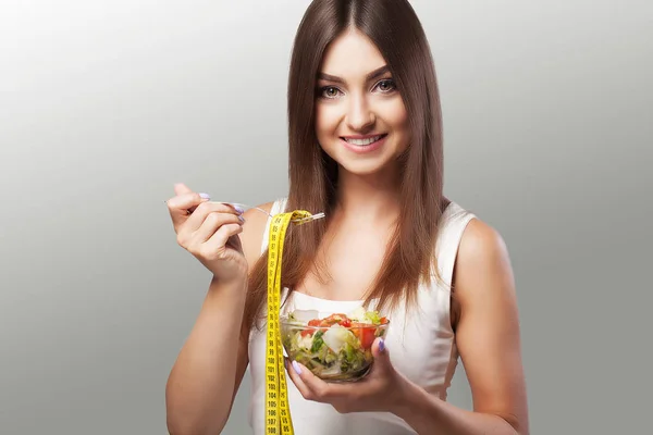Zdravý životní styl. Žena jí salát. Mladá žena jíst léčit — Stock fotografie