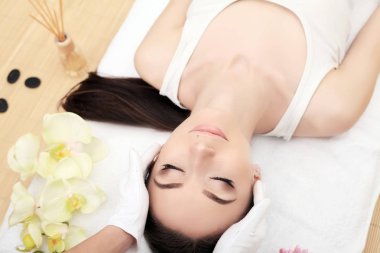 yüz masajı. kaplıca tedavisi alma genç bir kadının yakın çekim.