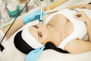 Kadın profesyonel fırça kozmetik peeling alma