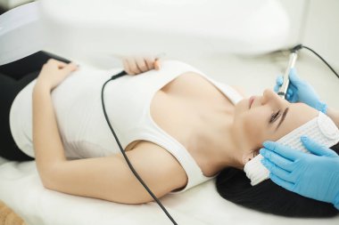 Kozmetik. Ultrasonik yüz Temizleme, peeling, bir güzellik salo