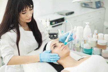 Ultrasonik scraber doktorla. Yordam ultrasonik CL yapıyor