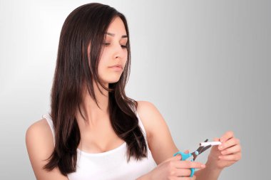 Sigara paketi almak reddederek sağlıklı genç bir kadın. Portra