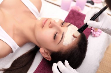 Genç, güzel ve sağlıklı kadın spa salonda. Geleneksel ori