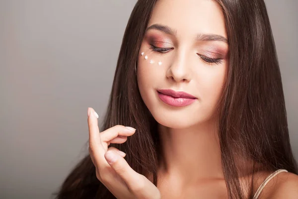 Belleza facial. Retrato de mujer joven atractiva con S fresca y saludable — Foto de Stock