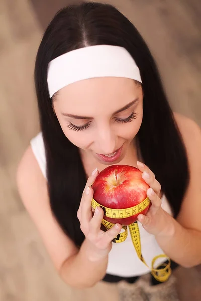 Femme heureuse en bonne santé avec pomme et ruban à mesurer pour le régime alimentaire et concept de perte de poids — Photo