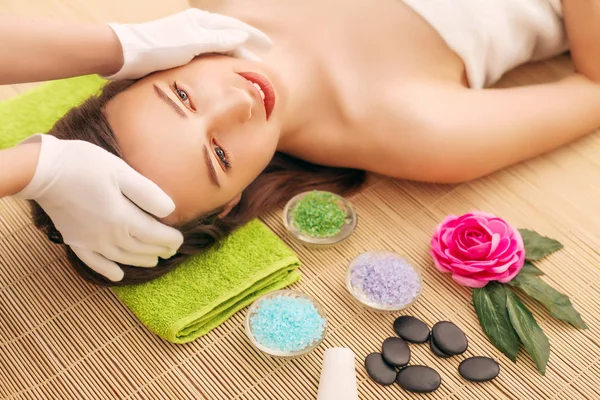 Massage du visage. Gros plan d'une jeune femme recevant un traitement spa . — Photo