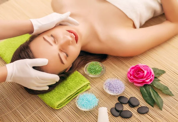 Primer plano de una mujer joven recibiendo tratamiento de spa en el salón de belleza. masaje facial spa. Tratamiento de belleza facial. salón de spa. — Foto de Stock