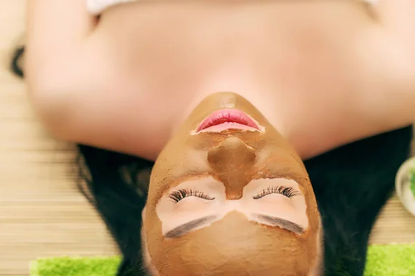 Terapia di Stazione termale per donna giovane che ha la maschera cosmetica a salone di bellezza — Foto Stock