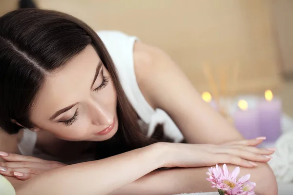 Süße junge Frau genießt während einer Hautpflege-Behandlung in einem Wellnessbereich. — Stockfoto