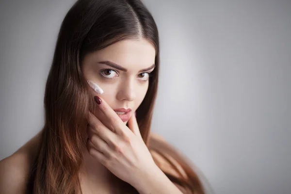 Retrato de hermosa mujer asiática sonriente con peinado elegante —  Fotos de Stock