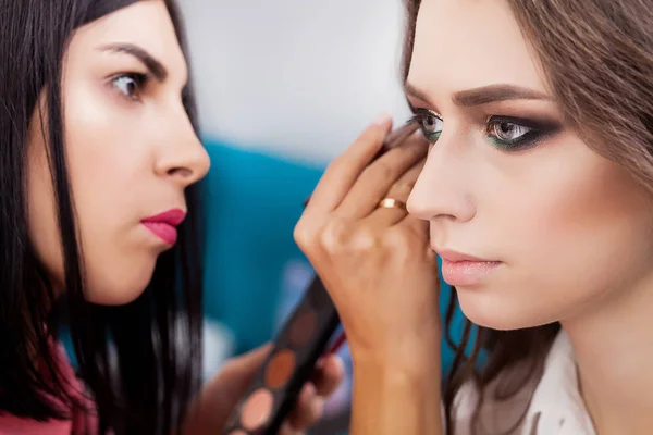 Make-up-Artist trägt hellen Lidschatten in Grundfarbe auf die E-Mails des Models auf — Stockfoto